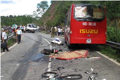 Cả gia đình tử vong dưới bánh xe tải